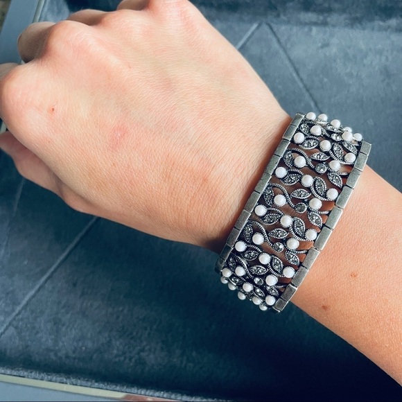 Vintage Monet Faux Pearl & Crystals Cuff Stretch Silver Bracelet - Picture 5 of 10